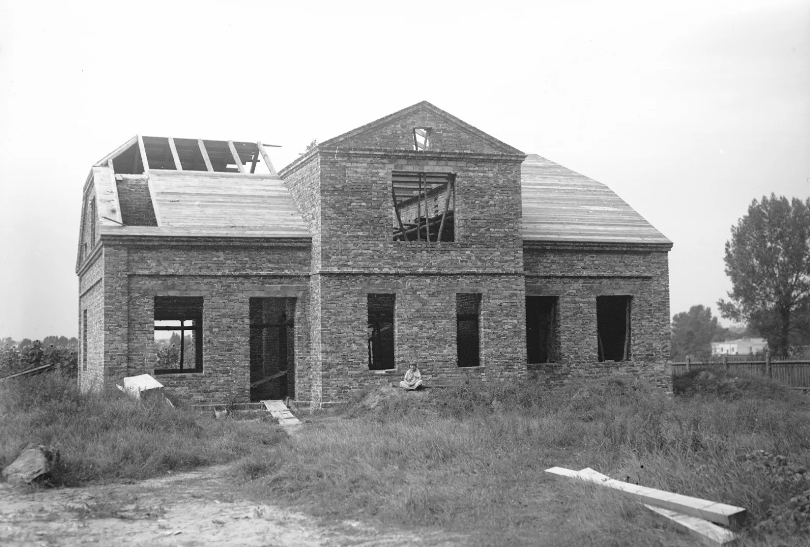 Dom pod dachem, przed montażem okien, sierpień 1938