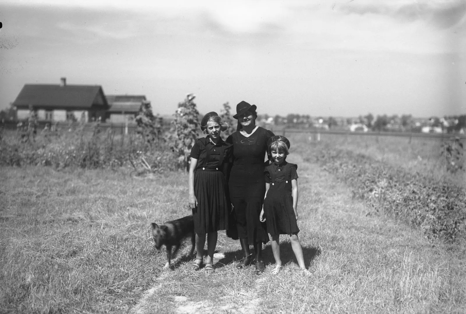 Rodzina fotografa Narcyza Witczaka-Witaczyńskiego w polu, sierpień 1938