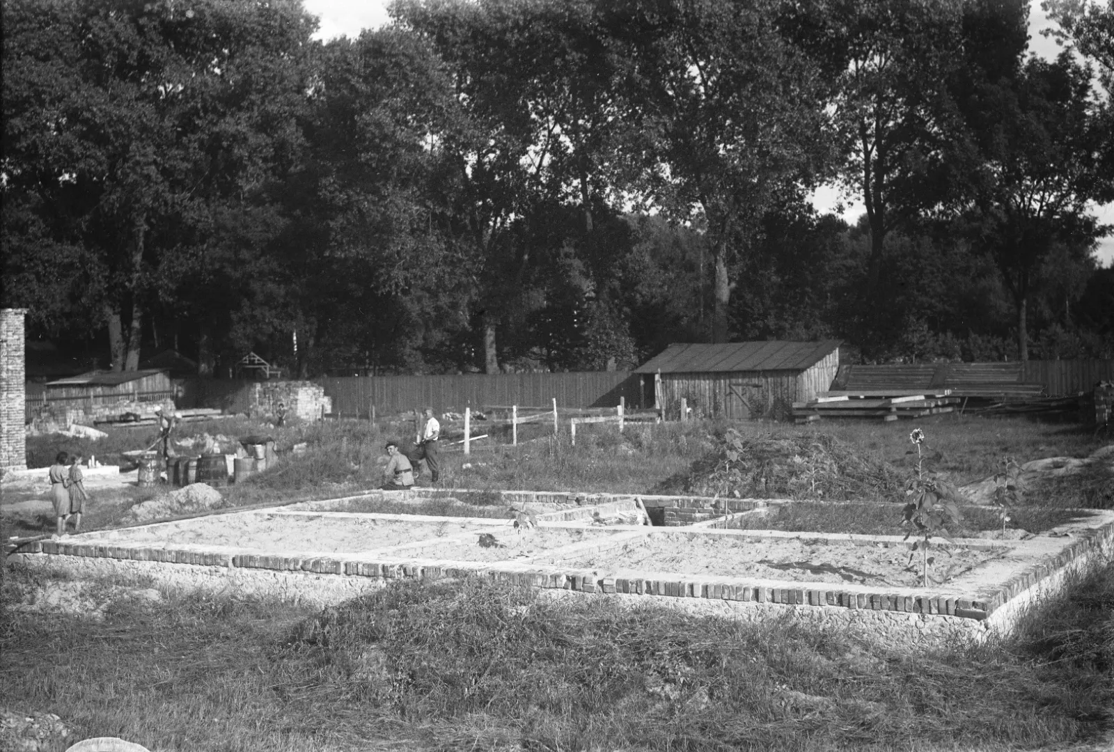 Fundamenty domu wytyczone na działce, sierpień 1938