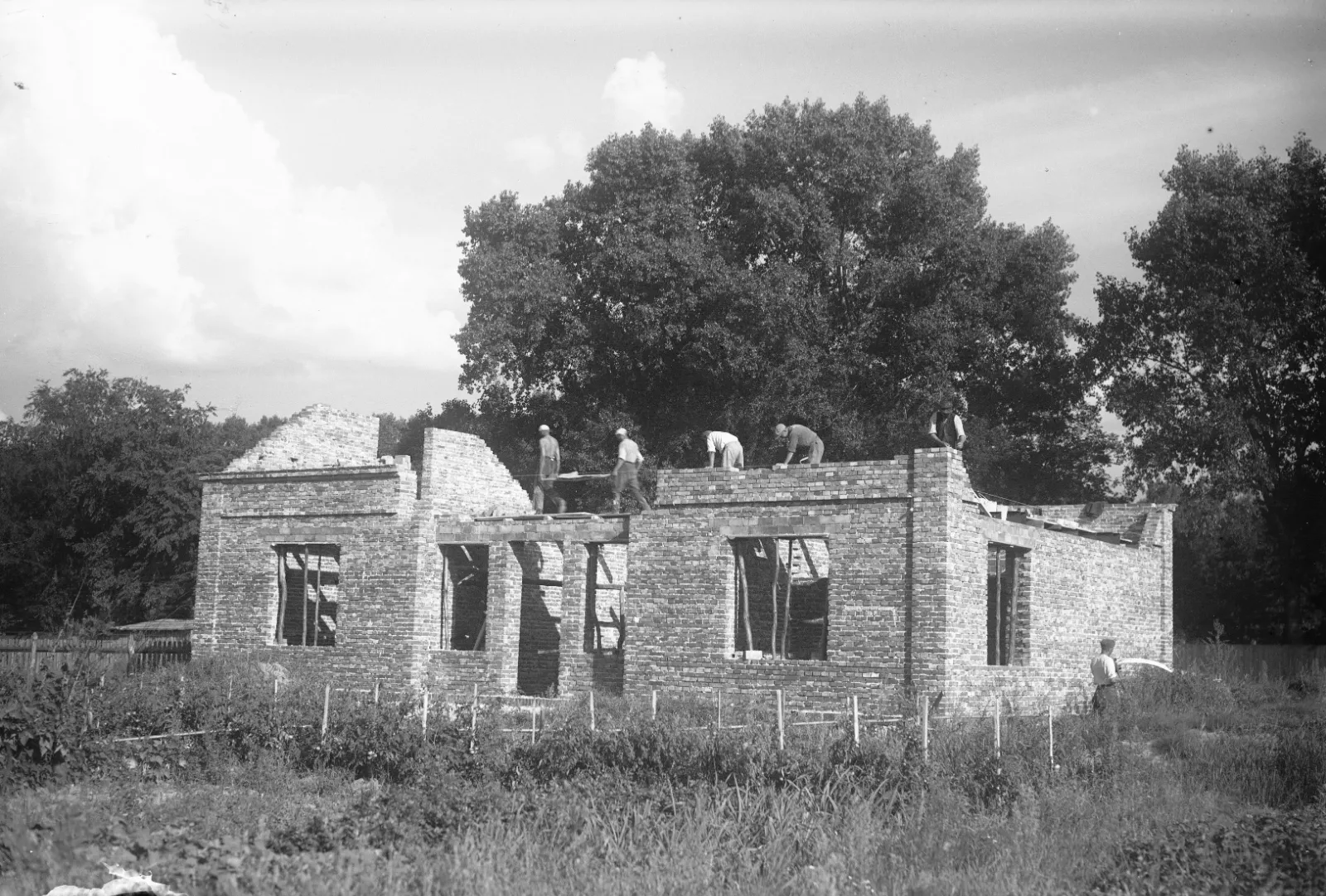Murarze na koronie ścian, sierpień 1938
