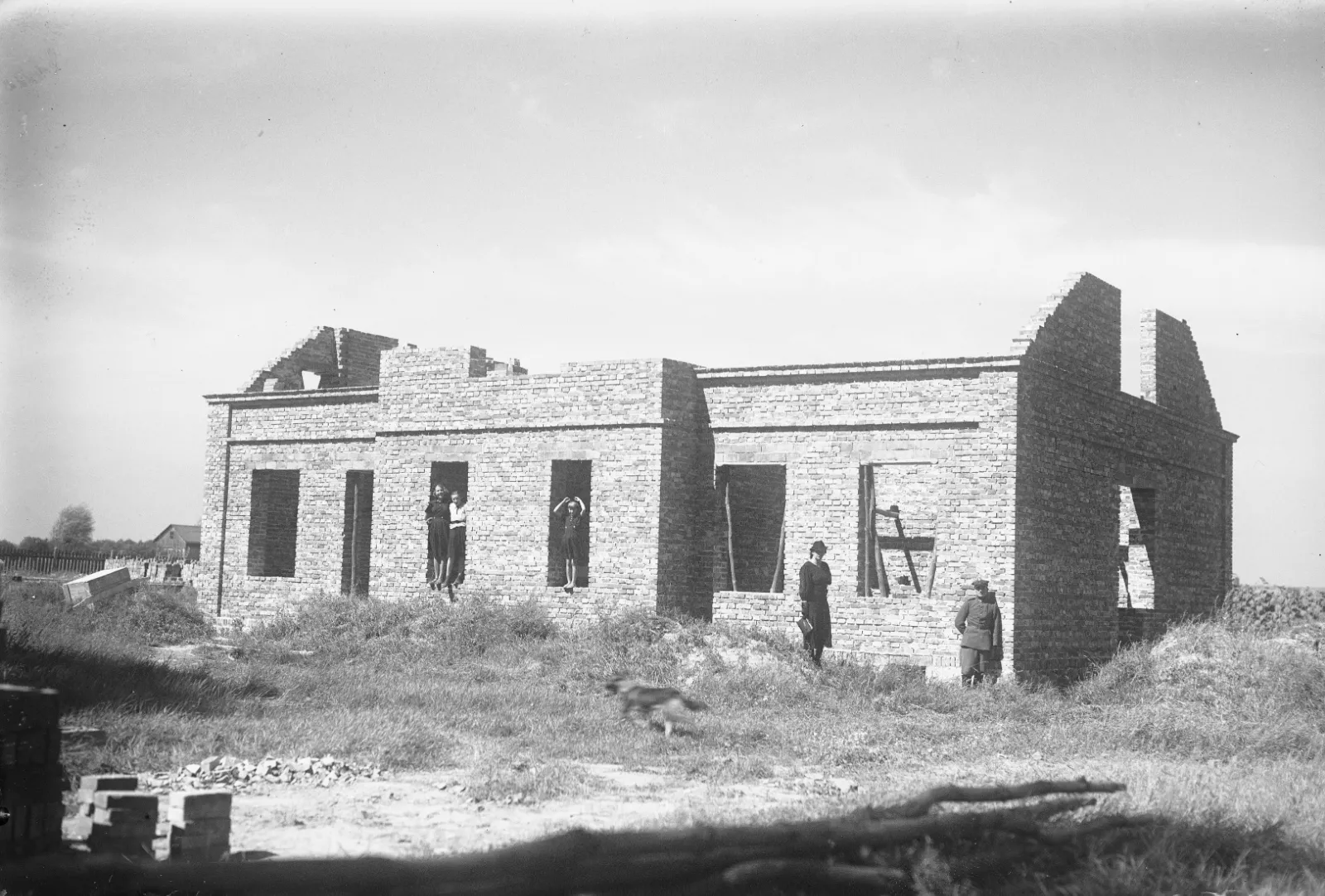 Mury parteru domu w budowie, sierpień 1938