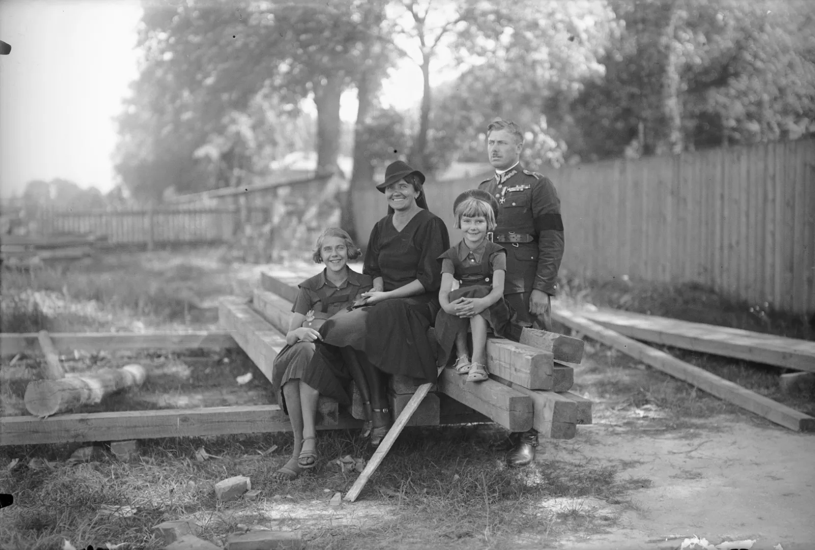 Rodzina fotografa siedzi na belkach na placu budowy, sierpień 1938