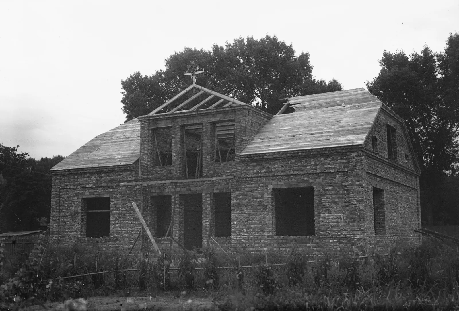 Wiecha na deskowanym dachu, sierpień 1938